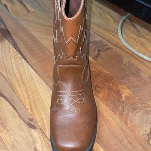 I’m selling these because they have been sitting in my closet and to small